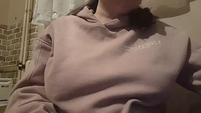 Snapshot of AalinnaK chatting on 02.16.25 AalinnaK online show from 02.16.25