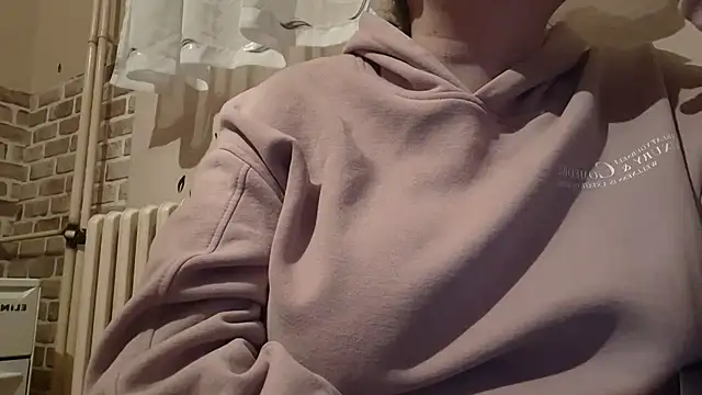 Snapshot of AalinnaK chatting on 02.19.25 AalinnaK online show from 02.19.25