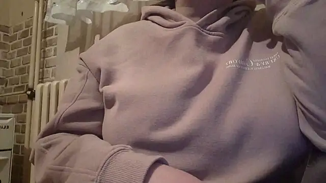 Snapshot of AalinnaK chatting on 02.25.25 AalinnaK online show from 02.25.25