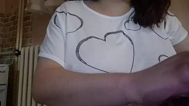 Snapshot of AalinnaK chatting on 11.19.25 AalinnaK online show from 11.19.25