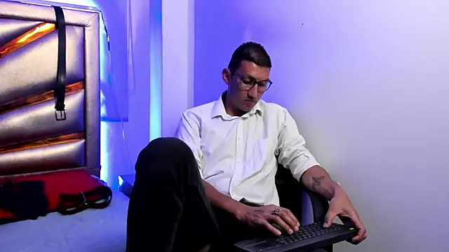 Snapshot of enzopratt chatting on 02.21.25 enzopratt online show from 02.21.25