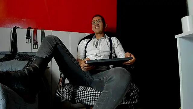 Snapshot of enzopratt chatting on 03.13.25 enzopratt online show from 03.13.25