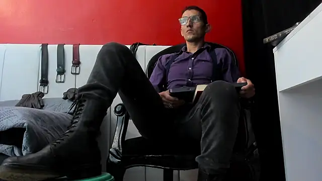 Snapshot of enzopratt chatting on 03.18.25 enzopratt online show from 03.18.25