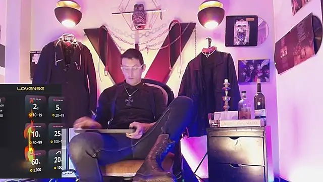 Snapshot of enzopratt chatting on 10.17.25 enzopratt online show from 10.17.25