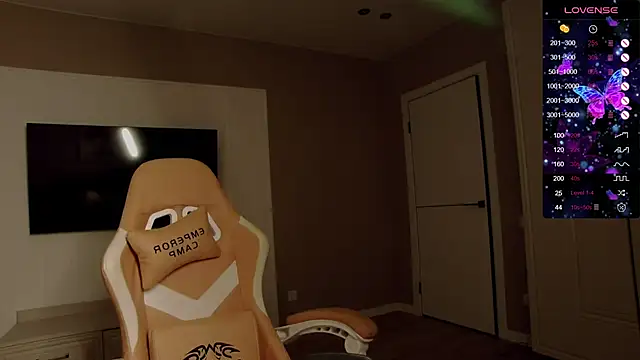 Holly Molii online show from 12.03.25