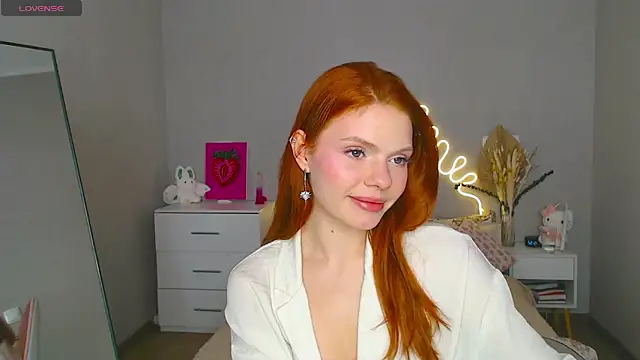 Snapshot of Red__Candy chatting on 02.13.25 Red Candy online show from 02.13.25