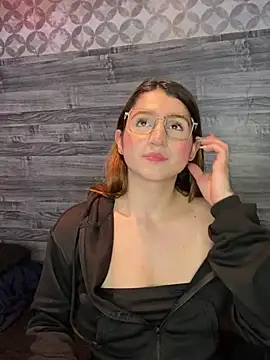 Snapshot of kamel-ayesha chatting on 12.18.24 kamel-ayesha online show from 12.18.24