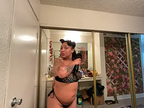 Snapshot of GoddessNih chatting on 10.17.25 GoddessNih online show from 10.17.25