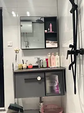 Snapshot of Aimeil chatting on 01.18.25 Aimeil online show from 01.18.25