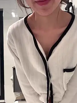 Snapshot of Aimeil chatting on 03.08.25 Aimeil online show from 03.08.25