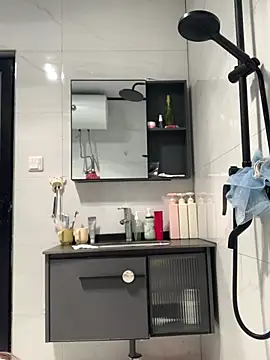 Snapshot of Aimeil chatting on 03.13.25 Aimeil online show from 03.13.25