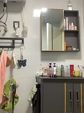 Snapshot of Aimeil chatting on 10.03.25 Aimeil online show from 10.03.25