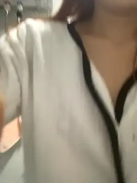 Snapshot of Aimeil chatting on 11.28.25 Aimeil online show from 11.28.25