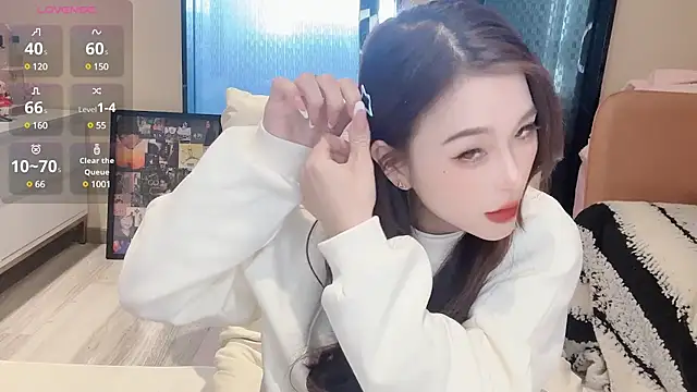 Snapshot of Neyllar chatting on 12.28.24 Neyllar online show from 12.28.24