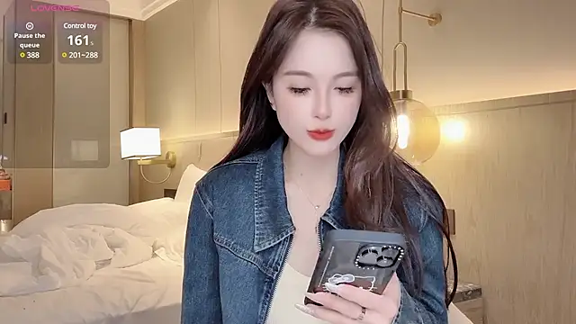 Snapshot of Neyllar chatting on 01.15.25 Neyllar online show from 01.15.25