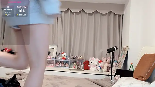 Snapshot of Neyllar chatting on 02.19.25 Neyllar online show from 02.19.25