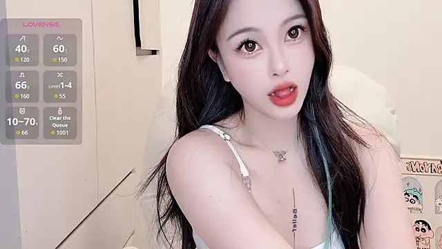 Snapshot of Neyllar chatting on 09.10.25 Neyllar online show from 09.10.25