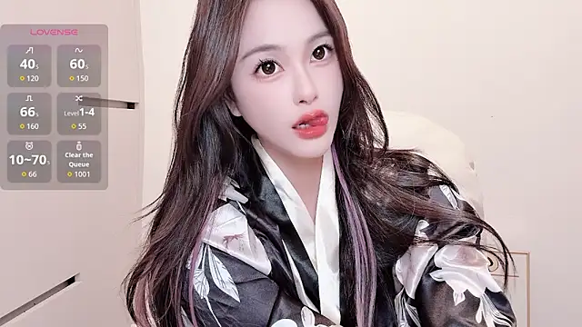 Snapshot of Neyllar chatting on 10.27.25 Neyllar online show from 10.27.25