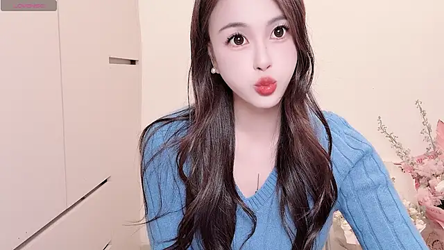 Snapshot of Neyllar chatting on 11.27.25 Neyllar online show from 11.27.25