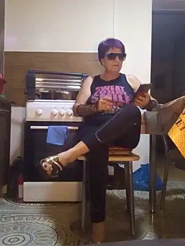 Snapshot of Ely_Elenita chatting on 11.04.25 Ely Elenita online show from 11.04.25