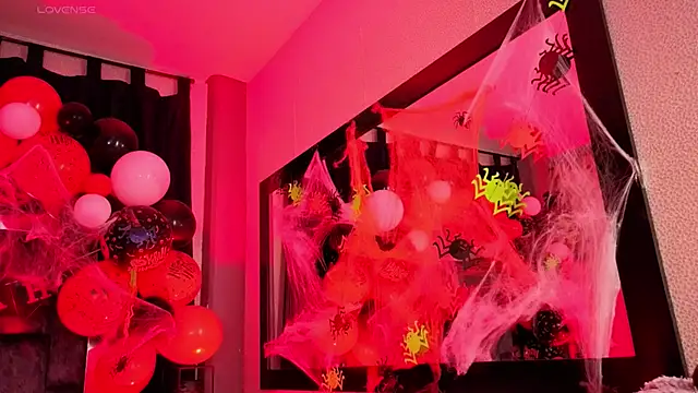 Snapshot of Mia_Oxford chatting on 10.20.25 Mia Oxford online show from 10.20.25