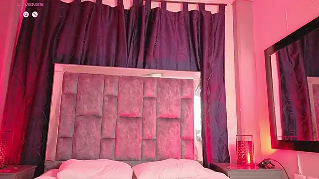 Snapshot of Mia_Oxford chatting on 11.19.25 Mia Oxford online show from 11.19.25