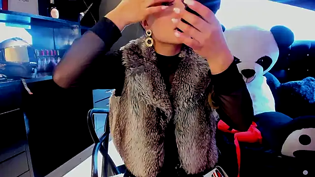 Coral Gibson online show from 02.01.25