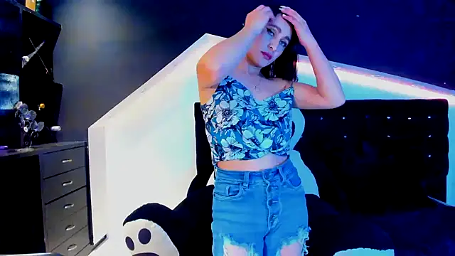 Coral Gibson online show from 02.03.25