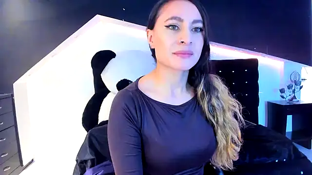 Coral Gibson online show from 02.05.25