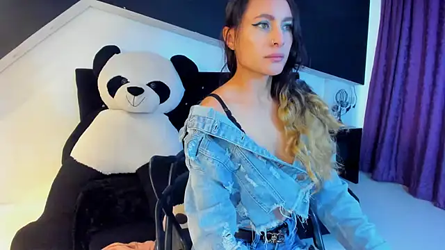 Coral Gibson online show from 02.12.25