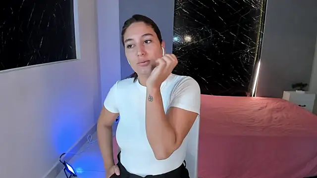 Snapshot of ScarlettWet9 chatting on 03.21.25 ScarlettWet9 online show from 03.21.25