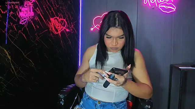 Snapshot of miavalentinaaa chatting on 12.20.24 miavalentinaaa online show from 12.20.24