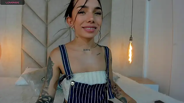 Mollymoon1 online show from 01.22.25