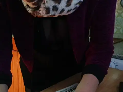 Snapshot of VeneRed chatting on 11.08.25 VeneRed online show from 11.08.25