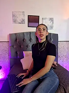 Scarlett Khan online show from 01.10.25