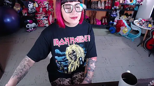 MissMiia2 online show from 10.23.25