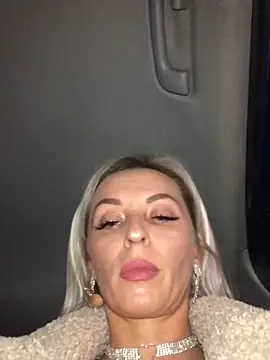 Snapshot of Diamond_Bunny_ chatting on 12.19.24 Diamond Bunny online show from 12.19.24