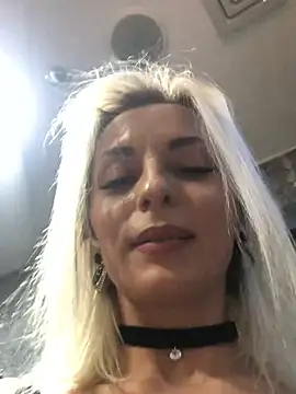 Snapshot of Diamond_Bunny_ chatting on 02.14.25 Diamond Bunny online show from 02.14.25