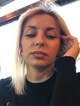 Snapshot of Diamond_Bunny_ chatting on 02.14.25 Diamond Bunny online show from 02.14.25