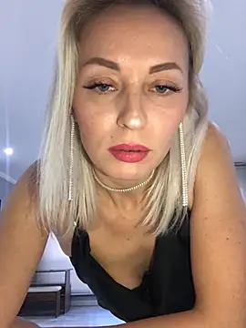 Snapshot of Diamond_Bunny_ chatting on 02.20.25 Diamond Bunny online show from 02.20.25