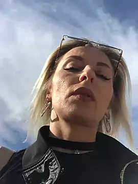 Snapshot of Diamond_Bunny_ chatting on 03.08.25 Diamond Bunny online show from 03.08.25