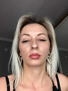 Snapshot of Diamond_Bunny_ chatting on 03.18.25 Diamond Bunny online show from 03.18.25