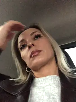 Snapshot of Diamond_Bunny_ chatting on 10.29.25 Diamond Bunny online show from 10.29.25