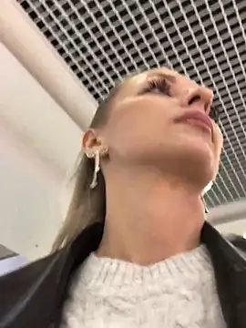 Snapshot of Diamond_Bunny_ chatting on 10.30.25 Diamond Bunny online show from 10.30.25