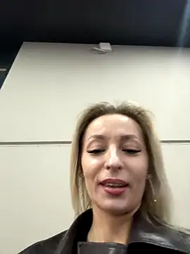 Snapshot of Diamond_Bunny_ chatting on 11.21.25 Diamond Bunny online show from 11.21.25