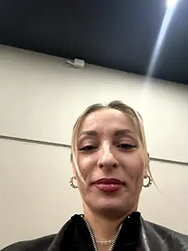 Snapshot of Diamond_Bunny_ chatting on 11.22.25 Diamond Bunny online show from 11.22.25