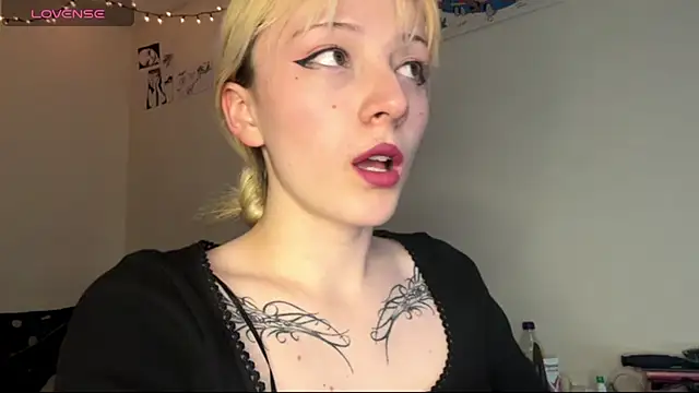 Snapshot of Cloe_five chatting on 10.16.25 Cloe five online show from 10.16.25