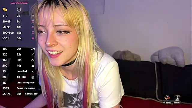 Snapshot of Cloe_five chatting on 10.22.25 Cloe five online show from 10.22.25