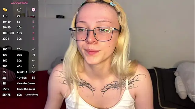 Snapshot of Cloe_five chatting on 10.24.25 Cloe five online show from 10.24.25