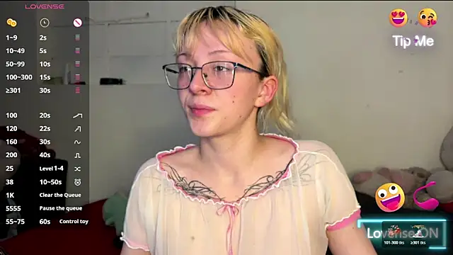 Snapshot of Cloe_five chatting on 10.27.25 Cloe five online show from 10.27.25